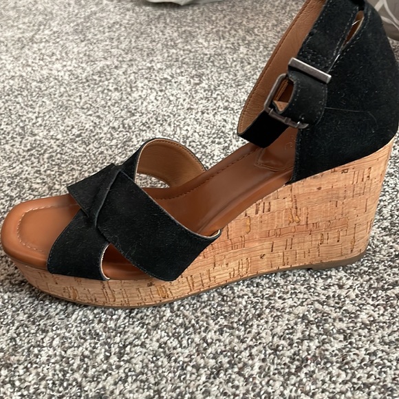 Wedge Heels - Picture 2 of 4